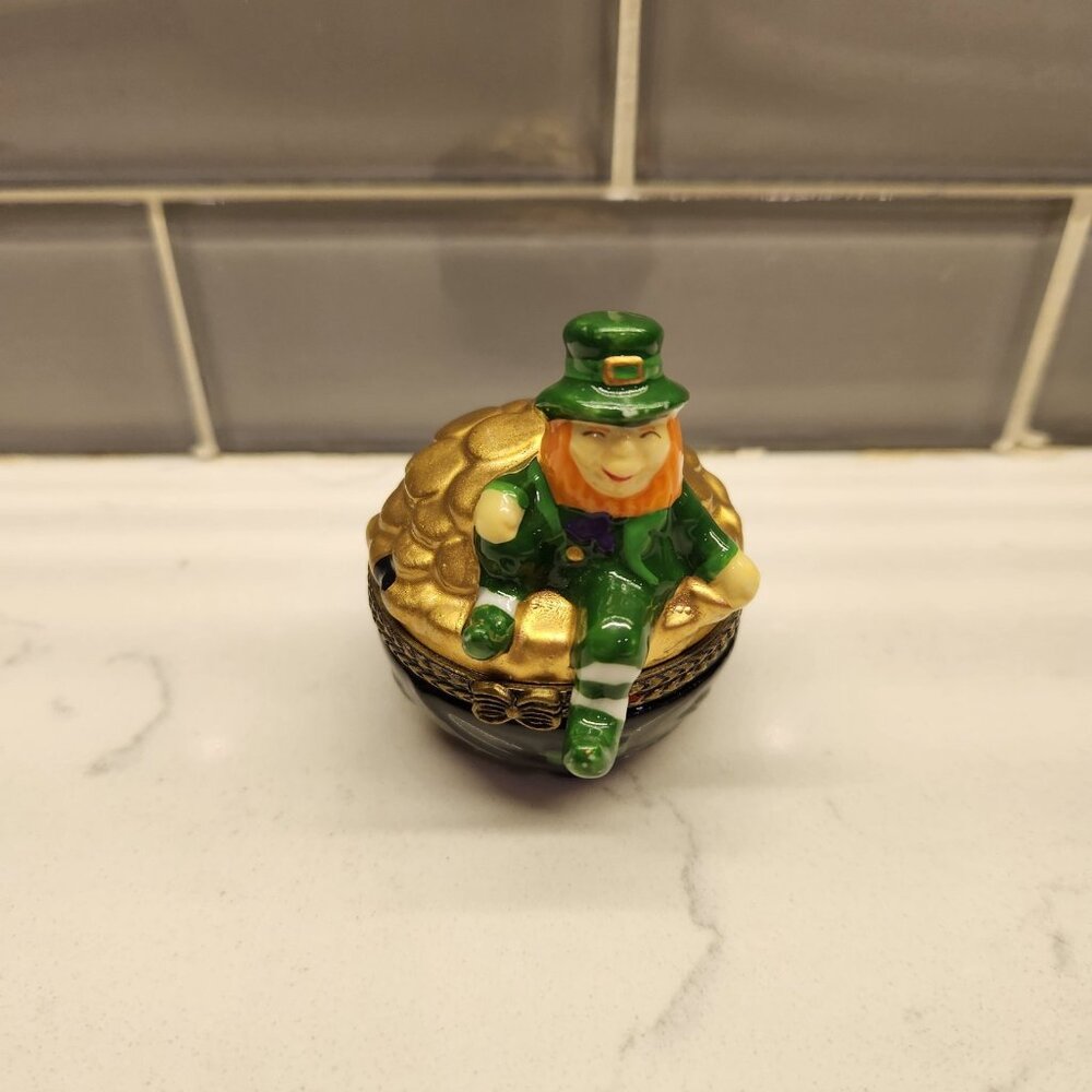 Vintage Porcelain Trinket Box St. Patricks leprachaun Pot of Gold Clovers  Jewel